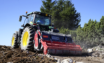 The MULTIFORST can crush stones up to 25 cm in diameter and mulch wood up to 40 cm, making it perfect for cleaning and ground preparation. With a working depth of up to 30 cm and more, this machine adapts to the specific needs of the terrain.