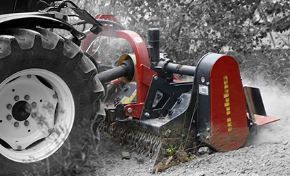 The rotor of the MIDIPIERRE can penetrate as deep as 12 cm and more, depending on working requirements. In combination with medium-power tractors equipped with super-reduced gear, this machine finds diverse and versatile applications. These include farmland reclamation, renewal of cultivated fields, land reclamation, soil preparation for replanting, stone crushing on surfaces and roads, and debris removal on construction sites.