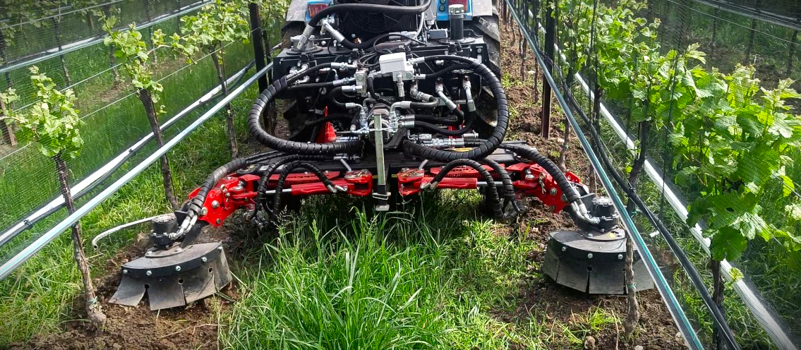 For everyone in fruit and vineyard cultivation who values efficiency, precision, and sustainability, SEPPI offers two powerful tool carriers for under-row maintenance: the PORT-X and the PORT-X direct – ideal for organic farming without herbicides.