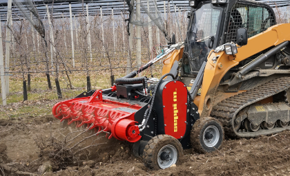 The sturdy 3-point attachment allows for both front and rear mounting.  This mulcher impresses with its innovative linear side shift of up to 67 cm, allowing for flexible adaptation to different working conditions. Thanks to this feature, the machine can be used effortlessly in confined spaces and on large fields or in special forestry projects without additional tractor movement.