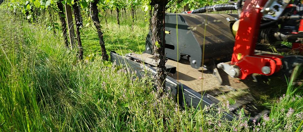  trinciaerba SEPPI a lame è uno tagliaerba robusto a larghezza di taglio variabile.