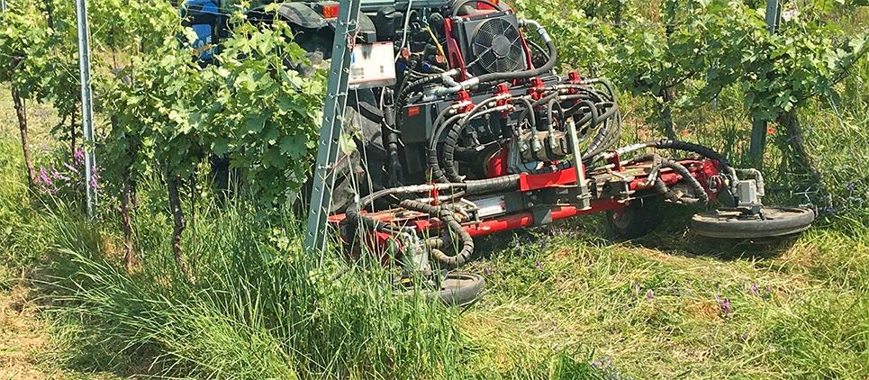 PORT-X Geräteträger mit 3-Punkt-Anbau Die mechanische Bearbeitung und Pflege des Unterstockbereiches im Obst- und Weinbau wird immer bedeutender,