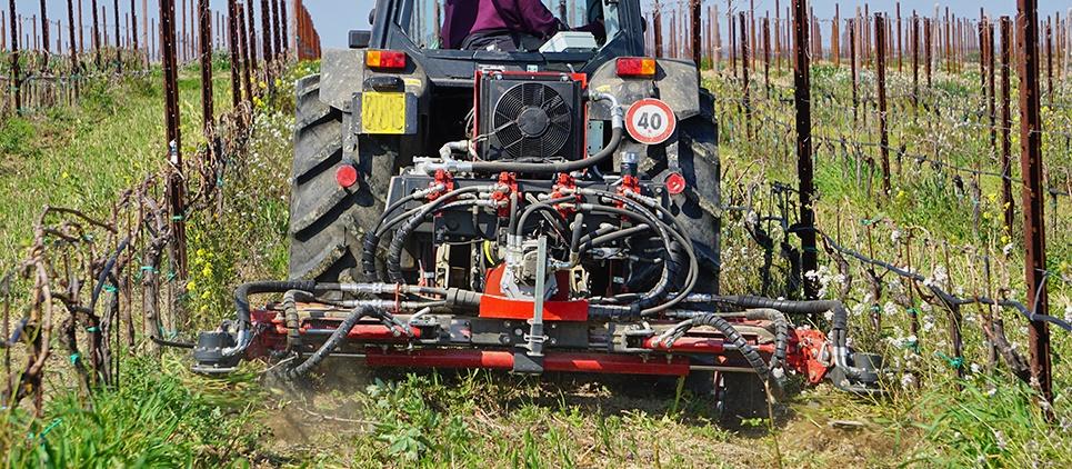 SEPPI PORT-Xper la cura interfilare nei frutteti e i vigneti. SEPPI PORT-X porta accessori per la cura interfilare nei frutteti e i vigneti