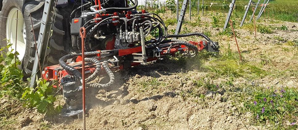 PORT-X portadora de accesorios PORT-X es un portaequipos (con enganche de 3 puntos para tractores con toma de fuerza) con un sistema de acoplamiento rápido modular para colocar accesorios para el mantenimiento bajo las hileras en huertos y viñedos.