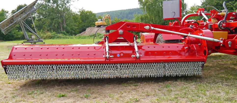 Three independent mulching mowers are trailed on a chassis with 2 wheels for up to 7m of working width