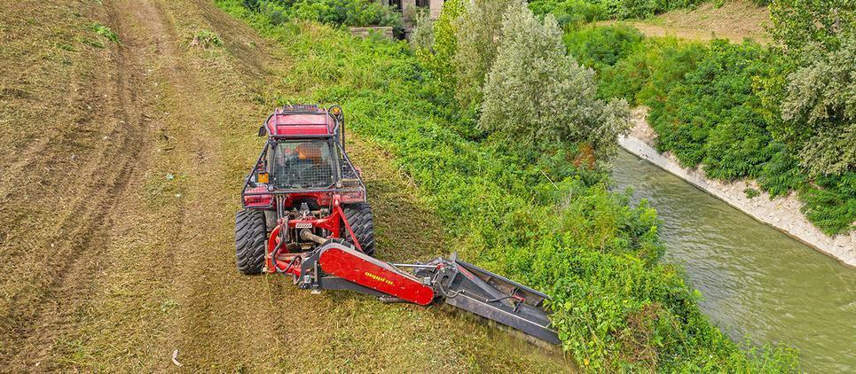L9 flex SEPPI Mulcher - side mulcher - lateral sideshift and vertical positioning - for roadside maintenance and mulching along riverbanks mulching mowers are trailed on a chassis with 2 wheels for up to 7m of working width