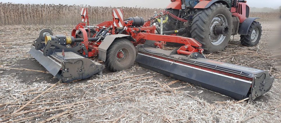 Three independent mulching mowers are trailed on a chassis with 2 wheels for up to 7m of working width