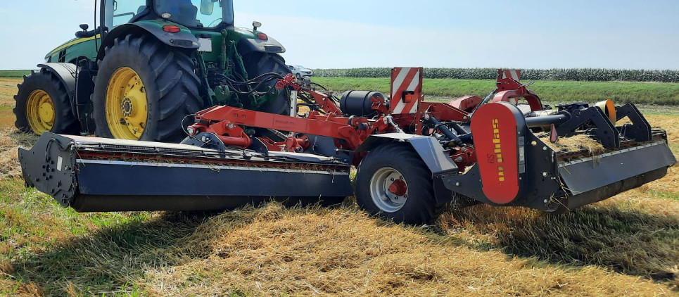 Three independent mulching mowers are trailed on a chassis with 2 wheels for up to 7m of working width