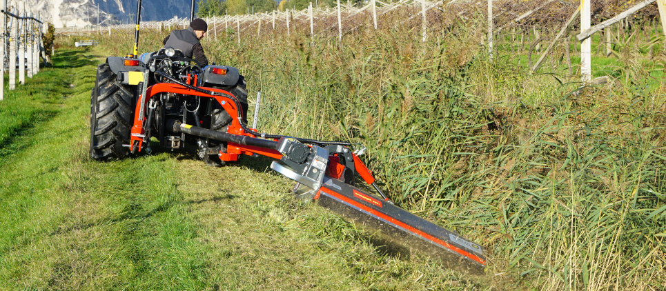 Broyeur avec déport latéral et orientation hydraulique