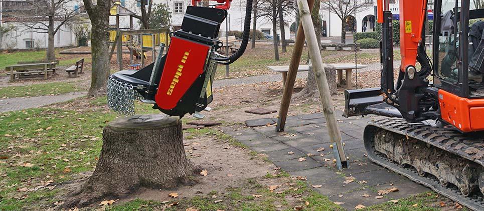 MIDI-KASTOR hyd Stubbenfraese fuer Bagger An einem Baggerarm KASTOR hyd raest Holz bis zu 50 cm DM